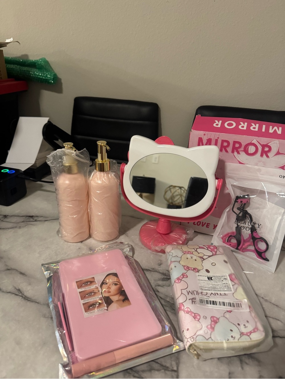 Pink Beauty Vanity Bundle Hello Kitty Mirror Dispensers & Accessories